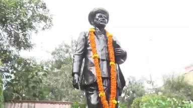 सांगानेर: महात्मा ज्योतिबा फुले की पुण्यतिथि पर पूर्व CM अशोक गहलोत और जूली ने 22 गोदाम सर्किल पर प्रतिमा पर किया माल्यार्पण