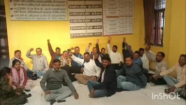 बांगरमऊ: बांगरमऊ तहसील के लेखपाल काम बंद कर धरने पर बैठे, मुख्यमंत्री को भेजा ज्ञापन, दोषी अधिकारियों पर कार्रवाई की मांग