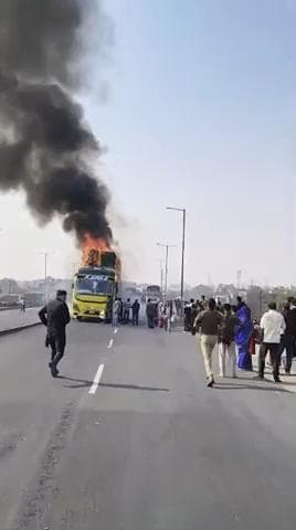 #कानपुर के रामादेवी चौराहे के पास नेशनल हाईवे-19 पर #दिल्ली से बनारस जा रही पलक ट्रैवल्स की लग्जरी डबल-डेकर स्लीपर बस में भीषण आग लग गई,