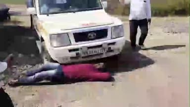 राधानगरी: रेणापूरात शेतक-यांनी मोजणीस आलेल्या अधिका-यांच्या गाडीच्या आडवे पडून तीव्र विरोध करून विष प्राशन करण्याचा प्रयत्न