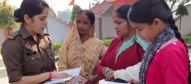 मुहम्मदाबाद गोहना: मोहम्दाबाद इलाके में पुलिस कर्मियों ने नए कानून को लेकर कई जगहों पर चलाया अभियान, लोगों को किया जागरूक