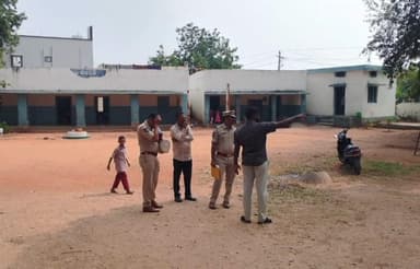 నారాయణపేట్: మరికల్ మండల గ్రామపంచాయతీ లోని పోలింగ్ కేంద్రాలను పరిశీలించిన సిఐ రాజేందర్ రెడ్డి