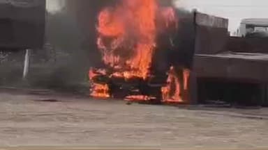 पिंडवाड़ा: बनास मुनिराज होटल के पास ट्रक में लगी आग, चालक व परिचालक ने कूदकर बचाई जान, पुलिस व दमकल पहुंची