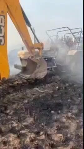 कोरांव: पिपराव में थ्रेसरिंग के दौरान अचानक आग लगने से जले ट्रैक्टर और थ्रेसर को जेसीबी मशीन से पहुंचाया गया घर