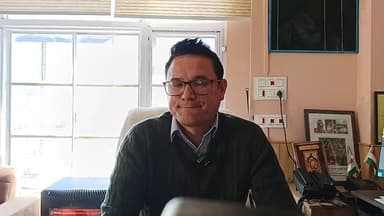 नागेश्वर महाराज के शांत महायज्ञ कार्यक्रम को लेकर जानकारी दे रहे उपमंडलाधिकारी जुब्बल गुरमीत सिंह नेगी!