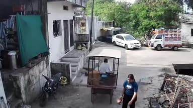 सेंधवा: झिरा चौक सेंधवा में मूंगफली विक्रेता का ठेला नाले में गिरा, लापरवाही से ₹10 हजार का नुकसान