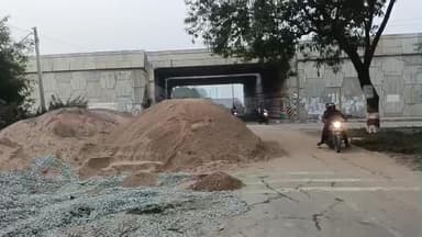 छोटकी सिंघी (Notre Dame school) के पास रोड पर ही बालू गिरा दिया गया आने जाने में लोगों बहुत दिक्कत हो रही है