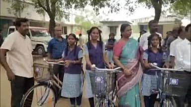 வேப்பந்தட்டை: வெங்கலம் அரசு மேல்நிலைப் பள்ளியில் எம்எல்ஏ பிரபாகரன் மாணவர்களுக்கு அரசு விலையில்லா மிதிவண்டியை வழங்கினார்