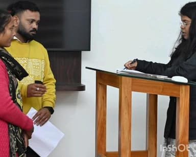 चतरा: चतरा समाहरणालय में उपायुक्त ने जनता दरबार लगाकर सुनीं आमजनों की समस्याएँ