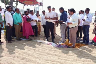 రామారెడ్డి: మొండి వీరన్న తండాలో వరి కొనుగోలు కేంద్రం ఆకస్మికంగా తనిఖీ, రైతులకు ఇబ్బందులు లేకుండా చూడాలి : కలెక్టర్ ఆశిష్ సాంగ్వాన్