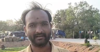 పటాన్చెరు: గుమ్మడిదల ఎంపీడీవో కార్యాలయంలో నామినేషన్ దాఖలు చేసిన నల్లవల్లి ఇండిపెండెంట్ వార్డు అభ్యర్థి శివ