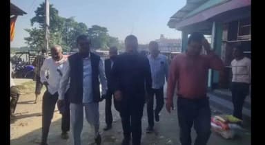 কলগাছিয়া: বৰপেটা জিলা পৰিষদৰ সমানেত্ৰী আৰু মুখ্য কাৰ্যবাহী বিষয়াৰ লগতে জিলা পৰিষদৰ এটি সজাতি দলৰ লাংলা বজাৰ পৰিদৰ্শন