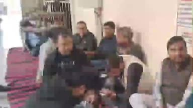 जसवंतनगर: जसवंतनगर तहसील में लेखपालों ने दिया धरना, मृत साथी के परिजनों को उचित न्याय दिलाने की मांग की