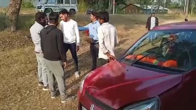 मझौली: कुसमी थाना के कोडार पावर हाउस के पास तेज रफ्तार कार दीवार से टकराई, लोग बाल-बाल बचे