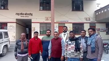 बांसडीह: फतेहपुर में लेखपाल की मौत के बाद बांसडीह तहसील परिसर में लेखपालों ने आक्रोश प्रदर्शन किया, एसडीएम को सौंपा पत्रक