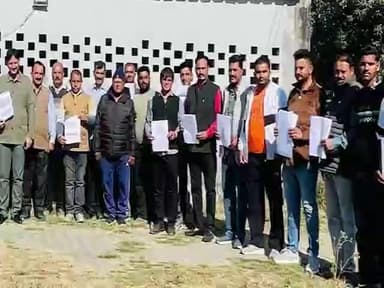 ਧਾਰ ਕਲਾਂ: ਪਠਾਨਕੋਟ ਦੇ ਧਾਰ ਬਲਾਕ ਦੇ ਪਿੰਡਾਂ ਜੋ ਵਿਕਾਸ ਕਾਰਜਾਂ ਲਈ ਹਲਕਾ ਇੰਚਾਰਜ ਅਮਿਤ ਸਿੰਘ ਮੰਟੋ ਨੇ ਇੱਕ ਕਰੋੜ 80 ਲੱਖ ਦੀ ਰਕਮ ਪੰਚਾਇਤਾਂ ਨੂੰ ਵੰਡੀ