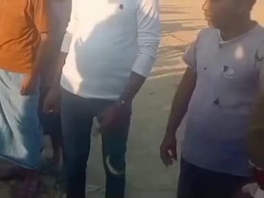 ठाकुरगंज: ठाकुरगंज में नेपाल से भटकी नीलगाय ईंट भट्ठे की मिट्टी में फंसी, किया गया रेस्क्यू