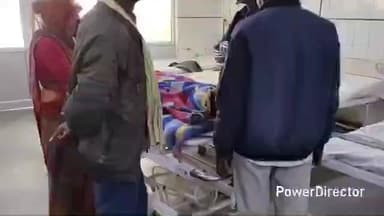 राजापुर: पहाड़ी के रेहुंटा खेर गांव में छत में गेहूं डालते समय महिला छत से गिरी, जिला अस्पताल में कराया गया भर्ती