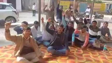 डलमऊ: डलमऊ तहसील परिसर में लेखपाल संघ ने धरना प्रदर्शन किया, फतेहपुर में लेखपाल की मौत पर कार्रवाई की मांग की