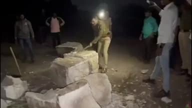 पुर्णा: गुळखंड फळा परिसरात गोदावरी नदी पात्रात रेती चोरीसाठी वापरण्यात येणारे दोन तराफे पोलिसांनी केले नष्ट