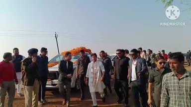 नईसराय: केंद्रीय मंत्री ज्योतिरादित्य सिंधिया ने खाद वितरण प्रणाली का निरीक्षण किया, किसान को अपने हाथों से खाद दिया