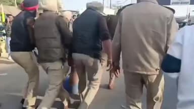 ਸੰਗਰੂਰ: ਸਰਕਾਰੀ ਬੱਸਾਂ ਦੇ ਡਰਾਈਵਰ ਅਤੇ ਕਨੈਕਟਰ ਬੱਸਾਂ ਦੇ ਨਿੱਜੀ ਕਰਨ ਖਿਲਾਫ ਪ੍ਰਦਰਸ਼ਨ ਕਰ ਰਹੇ ਸਨ ਜਿਨਾਂ ਨੂੰ ਪੁਲਿਸ ਨੇ ਲਿਆ ਹਿਰਾਸਤ ਵਿੱਚ।