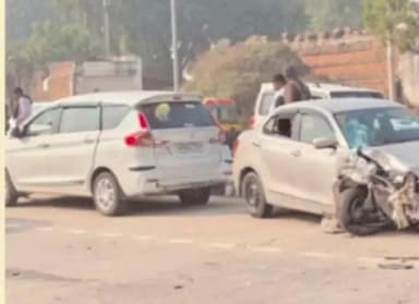 पिंड्रा: चोलापुर में दो कारों के बीच आमने-सामने टक्कर, चपेट में आया बाइक सवार गंभीर रूप से घायल