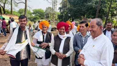 जीरापुर: ग्राम घाटाखेड़ी में सामाजिक कार्यक्रम में शामिल होने पहुंचे खिलचीपुर के पूर्व विधायक डॉक्टर रामप्रसाद दांगी