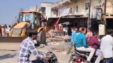 कळमनूरी: आखाडा बाळापूर शहरात रस्त्यावरील अतिक्रमण हटविण्यास पोलीस बंदोबस्तात सुरुवात