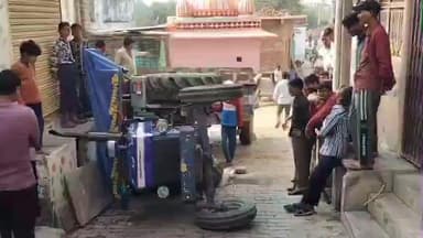 कनवास: रैगर बस्ती की चढ़ाई पर ट्रैक्टर पलटा, लोग बाल-बाल बचे