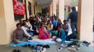 बिसवां: बिसवां तहसील में लेखपालों ने आईएसआर के कार्य में लगे लेखपाल की मौत के विरोध में धरना दिया, उपजिलाधिकारी को दिया ज्ञापन