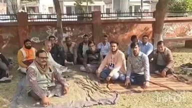 इगलास: इगलास तहसील परिसर में लेखपाल संघ के लोगों ने सांकेतिक धरना देकर रखी अपनी मांग