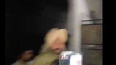 ਜਲੰਧਰ 1: ਜਲੰਧਰ ਦੇ ਅੰਬੇਡਕਰ ਨਗਰ ਵਿਖੇ ਇੱਕ ਘਰ ਦੇ ਉੱਪਰ 15 ਤੋਂ 20 ਮੁੰਡਿਆਂ ਨੇ ਇੱਟਾਂ ਪੱਥਰਾਂ ਦੇ ਨਾਲ ਕੀਤਾ ਹਮਲਾ