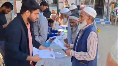 कांठ: ग्राम गढ़ी में समाजवादी पार्टी ने लगाया एसआईआर जागरूकता कैंप, मतदाताओं के फॉर्म भरे गए