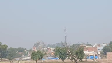 कुरावली में नुमाइश मेला लगा हुआ है आसमानी झूला बच्चों के झूले और आइसक्रीम की दुकान आकर्षण का केंद्र है