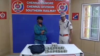 எழும்பூர்: ரயில் வந்து இறங்கிய இளைஞர் - சோதனை செய்த போலீசாருக்கு காத்திருந்த அதிர்ச்சி - கட்டுக்கட்டாக ஹவாலா பணம் பறிமுதல்