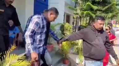 তুফানগঞ্জ ২: নিউটনের দত্তাবাদে স্বর্ণ ব্যবসায়ী অপহরণ ও খুনের ঘটনায় বক্সিরহাট এলাকা থেকে
আরো একজন কে গ্রেফতার করলো বিধাননগর থানার