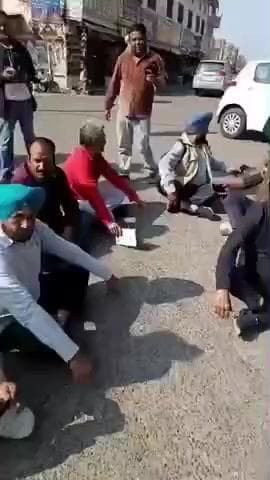 ਸੰਗਰੂਰ: ਸੰਗਰੂਰ ਵਿਖੇ ਪਨ ਬਸ ਡਰਾਈਵਰ ਅਤੇ ਕਨੈਕਟਰਾਂ ਦੇ ਧਰਨੇ ਦੀ ਕਵਰੇਜ ਕਰ ਰਹੇ ਪੱਤਰਕਾਰਾਂ ਨਾਲ ਪੁਲਿਸ ਨੇ ਕੀਤੀ ਬਦ ਸਲੂਕੀ।