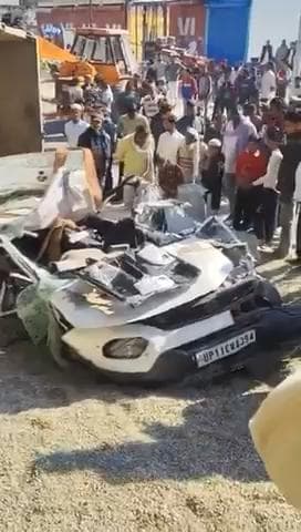 #सहारनपुर हादसा: अंतिम संस्कार जा रहा पूरा परिवार डंपर के नीचे दबकर खत्म हो गया
एक रिश्तेदार की मौत देखने जा रहे थे,