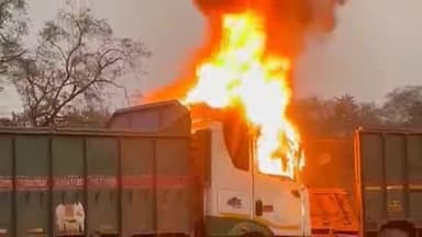 तिल्दा: तिल्दा रेलवे रैक पॉइंट पर खड़ी ट्रक में लगी आग, शराब के नशे में धुत्त ड्राइवर भी झुलसा