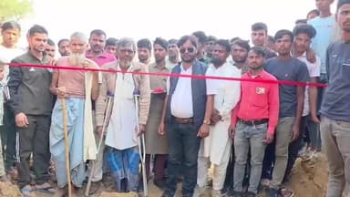 धुरकी: सगमा बथानटोला के लोगों ने लिखी आत्मनिर्भरता की मिसाल, घर तोड़कर बना डाली सड़क