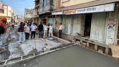 बड़वाह: बड़वाह: एमजी रोड गोल बिल्डिंग से CISF गेट तक बन रही सड़क का नपाध्यक्ष ने किया निरीक्षण, दिए निर्देश