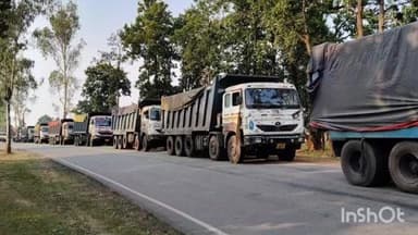 बालूमाथ: उड़ते धूलकण से परेशान ग्रामीणों ने बनियों ग्राम के पास किया सड़क जाम, प्रशासन के आश्वासन पर जाम हटाया