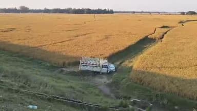 निर्मली: निर्मली थाना क्षेत्र के हरियाही पुल के पास एनएच-27 पर शुक्रवार दोपहर 3 बजे टला बड़ा हादसा