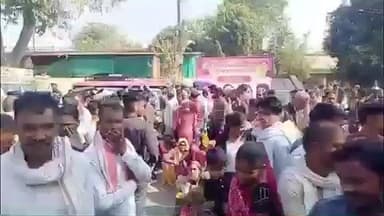 जतारा: खाद की समस्या से परेशान किसानों ने जतारा में फिर लगाया जाम, एसडीएम के समझाने पर खुला