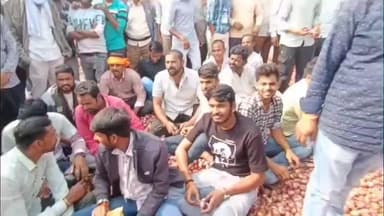 सैलाना: कृषि उपज मंडी गेट पर किसानों का हंगामा, ₹1 से ₹1.5 प्रति किलो प्याज के भाव पर सड़क पर प्याज बिखेरा