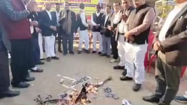 सुल्तानपुर: सुलतानपुर कलेक्ट्रेट में अधिवक्ताओं ने IAS अधिकारी संतोष वर्मा का प्रतीकात्मक पुतला फूंका, दिन भर चला धरना प्रदर्शन