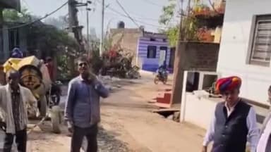 डग: डग में विधायक ने घटिया निर्माण सामग्री पर जताई आपत्ति, काम को रुकवाया