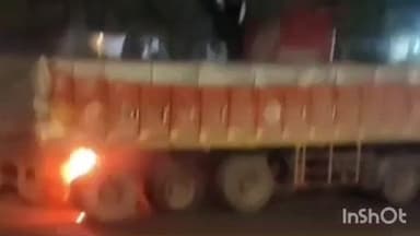 बालूमाथ: सेंट्रल बैंक के पास चलते ट्रक के पहिए में लगी आग, अफरा-तफरी मची, कोई हताहत नहीं