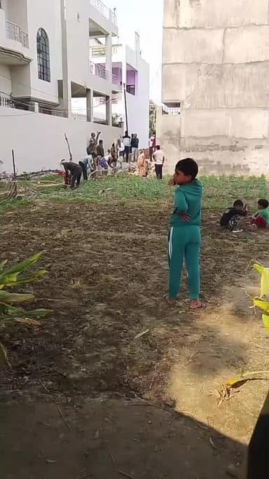 आप लोग देख सकते है कि किस तरह प्रशासन
गिर चुका है मेरे जमीन पर जबर दस्ती कालोनी वालों को रस्ता देने के लिए बिना नोटिस